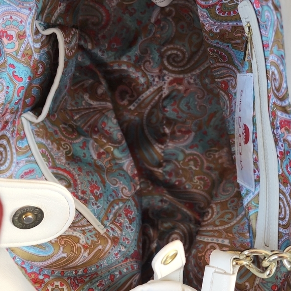 Chic White Quilted Shoulder Bag with Gold Chain - Picture 4 of 5